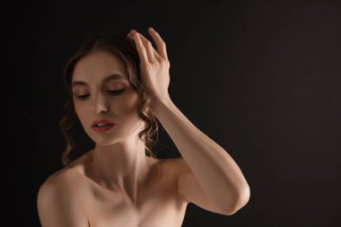 Siyah arka planda genç ve güzel bir kadının portresi. Metin için boşluk