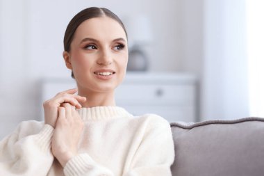 Evdeki güzel genç kadının portresi.