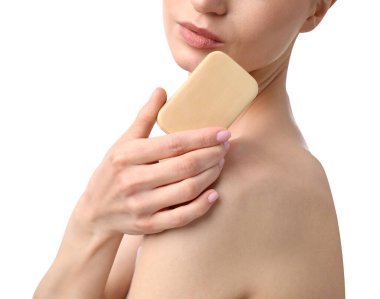 Beyaz arka planda sabun çubuğu olan kadın, yakın plan.