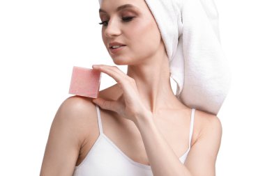 Beyaz arka planda sabun çubuğu olan güzel bir kadın.