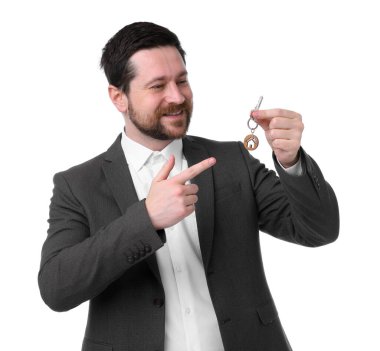 Beyaz arka planda ev şekilli anahtarlığı olan bir emlakçı.