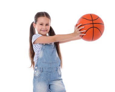 Beyaz arka planda basketbol topu olan küçük kız.