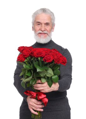 Beyaz arka planda kırmızı gül buketi olan son sınıf öğrencisi.