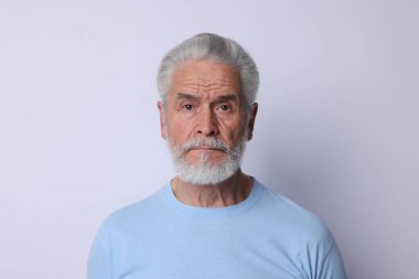 Hafif arkaplanda kıdemli bir adamın portresi