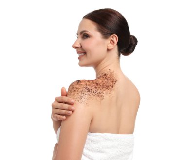 Gülümseyen kadın beyaz arka planda vücudunu koluna ovalıyor.