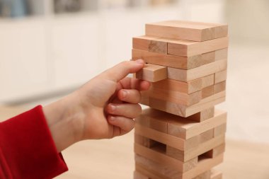 Lviv, Ukrayna - 22 Aralık 2023: Çocuk Jenga kulesinden kapalı masa, yakın plan