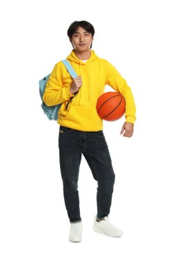 Beyaz arka planda basketbol topu ve sırt çantası olan bir öğrenci.