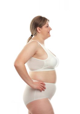 Kilo kaybı. Artı beyaz arka planda iç çamaşırlı bir kadın.