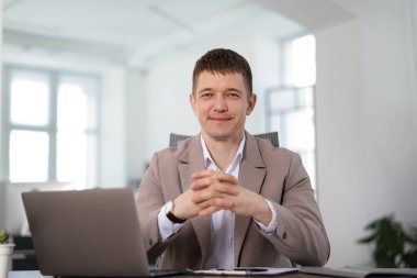 Ofisteki yakışıklı adamın portresi.