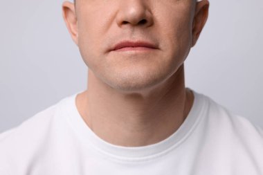 Temiz tıraşlı adam arka planda, yakın plan.