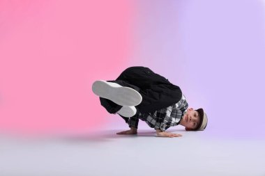 Renkli arka planda dans eden şık elbiseli çocuk.