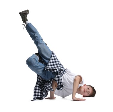 Beyaz arka planda dans eden şık elbiseli bir çocuk.