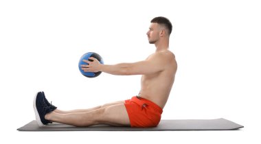 Beyaz arka planda ilaç topuyla egzersiz yapan adam.