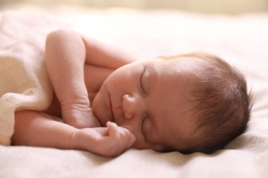 Yatma vakti. Yatakta uyuyan sevimli küçük bebek.