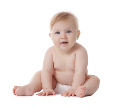 Beyaz arka planda bebek bezi takmış şirin bir bebek.