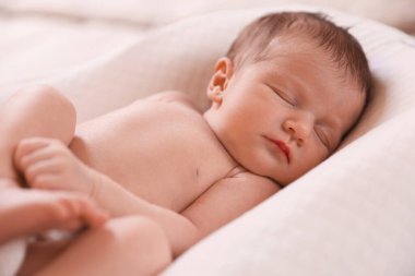 Yatma vakti. İçerde uyuyan sevimli küçük bebek.