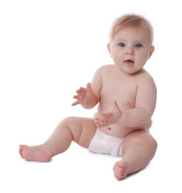 Beyaz arka planda bebek bezi takmış şirin bir bebek.