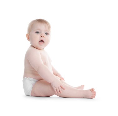 Beyaz arka planda bebek bezi takmış şirin bir bebek.