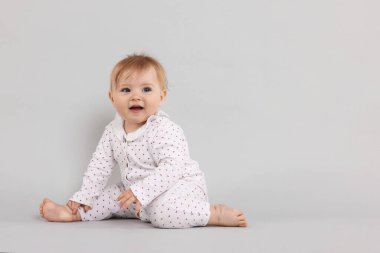 Açık gri arka planda şirin küçük bebek, metin için boşluk