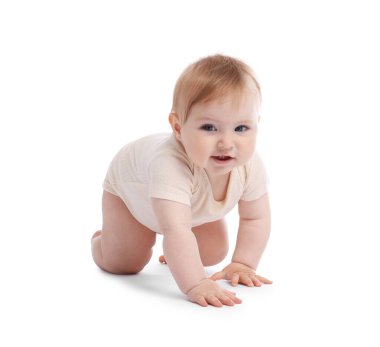 Beyaz arka plan üzerinde sürünerek şirin bebek