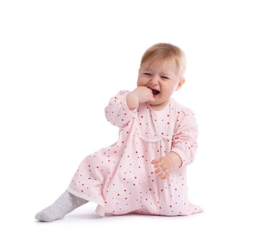 Beyaz arka planda ağlayan tatlı küçük bir kız bebek.