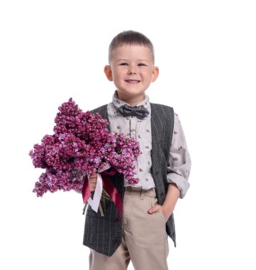 Beyaz arka planda bir buket leylak çiçekli küçük çocuk.