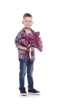 Beyaz arka planda bir buket leylak çiçekli küçük çocuk.