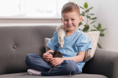 Evdeki kanepesinde fareleri olan küçük bir çocuk. Metin için boşluk