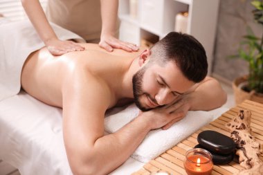 Adam spa salonunda masaj yaptırıyor.