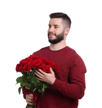 Beyaz arka planda kırmızı gül buketi olan mutlu adam.