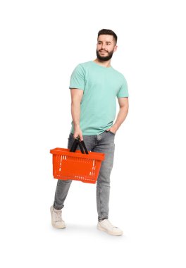 Beyaz arka planda boş alışveriş sepeti olan adam.