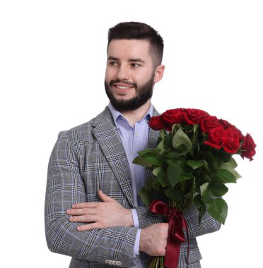 Beyaz arka planda kırmızı gül buketi olan mutlu adam.