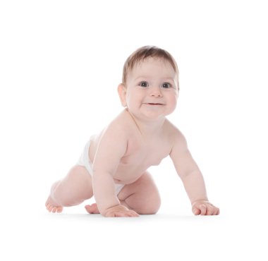 Beyaz arka plan üzerinde sürünerek şirin bebek
