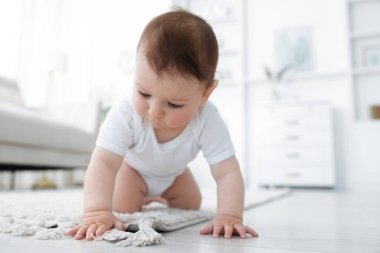 Evde yerde sürünerek şirin bebek