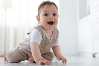 Evde yerde sürünerek şirin bebek