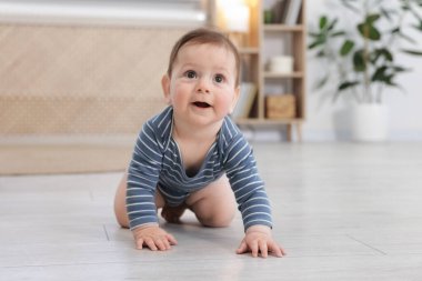 Evde yerde sürünerek şirin bebek