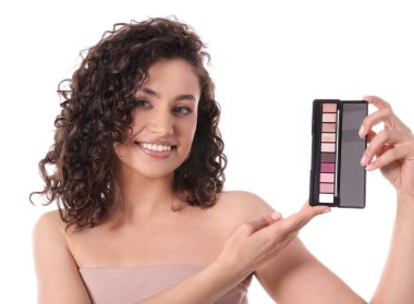 Beyaz arka planda göz falı olan gülümseyen kadın.