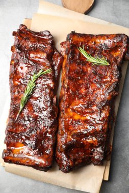 Hafif gri masadaki biberiyeli domuz pirzolası.