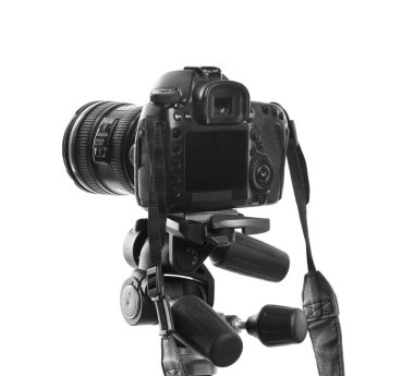 Modern profesyonel video kamera beyaza izole edildi