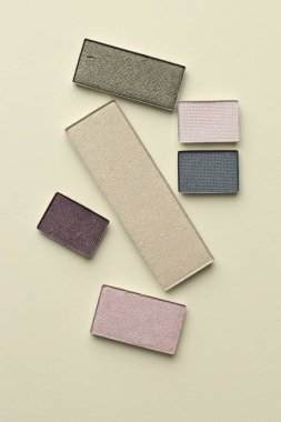 Bej arka planda güzel göz farı dolgu kapları, düz yatış