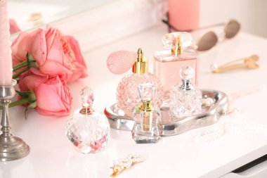 Farklı parfümlerden, aksesuarlardan ve çiçeklerden oluşan şişeler.