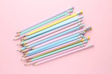 Pembe zemin üzerinde birçok grafit kalem, düz yatıyordu