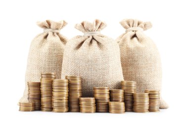 Çuvallar ve istiflenmiş paralar beyaz üzerine izole edilmiş