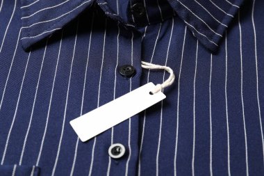 Çizgili gömlekte karton etiket, yakın plan görünüm