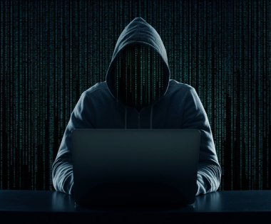 Siber saldırı. Masada dizüstü bilgisayarda çalışan isimsiz bir hacker. Kafası yerine dijital kod.