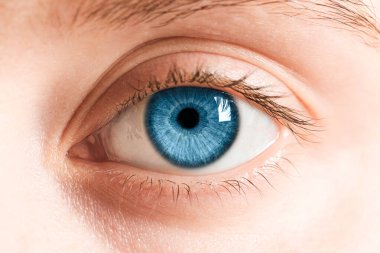 Mavi gözlü kadının yakın görüntüsü.