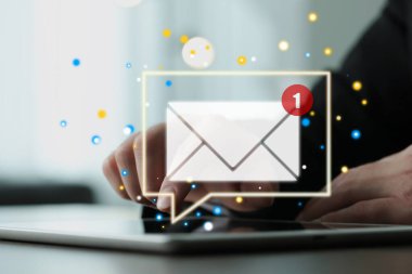 E-posta pazarlama, yeni mesaj bildirimi. Masada tablet bilgisayar kullanan adam, kapat