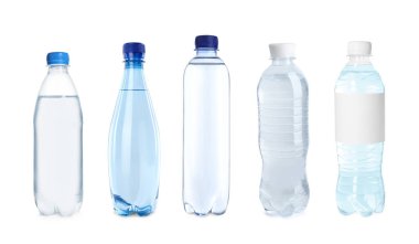 Beyaz arka planda su bulunan plastik şişeler, hazır.