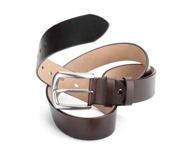 Bir kahverengi deri kemer beyaza izole edilmiş.