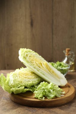 Ahşap masada taze kesilmiş Çin lahanası, metin için yer.